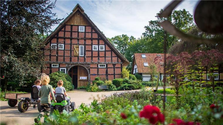 Kinder spielen auf einem Bauernhof in Niedersachsen.