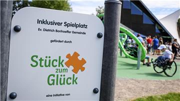 Kinder spielen bei der Eröffnung des ersten inklusiven Spielplatzes in Bremen an einem Spielgerät.