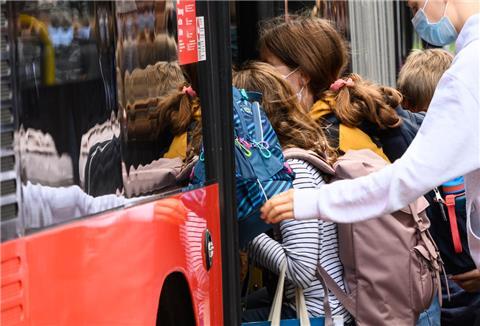 Kinder stürmen nach Schulende in einen Bus. Ab September wird es im Kreis Rotenburg ein Jugendticket geben.