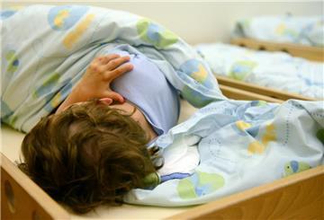 ARCHIV - Éin kleiner Junge schläft am 13.05.2013 in einem Bett. (zu dpa «Ärzte und Behörden warnen vor Schlafmitteln für Kleinkinder» vom 8. Januar 2017) Foto: Caroline Seidel/dpa +++ dpa-Bildfunk +++