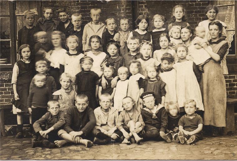 Kinder und Mütter in Geesthelle auf einem möglicherweise im Ersten Weltkrieg oder in den 1920er Jahren entstandenen Bild.