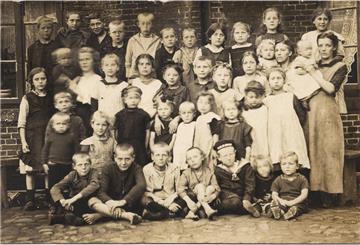 Kinder und Mütter in Geesthelle auf einem möglicherweise im Ersten Weltkrieg oder in den 1920er Jahren entstandenen Bild.
