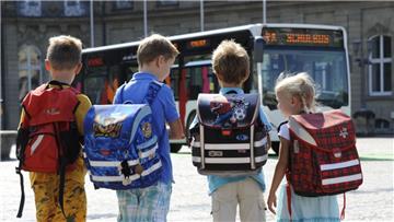 Kinder warten auf den Schulbus. Im Landkreis Rotenburg läuft es noch immer nicht überall rund mit den Verbindungen.  