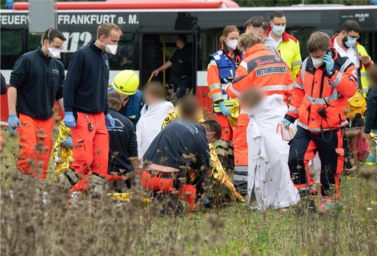 Bus prallt gegen Laster: 19 verletzte Kinder Kinder werden nach einem schweren Unfall bei Frankfurt am Main von Notfallsanitätern betreut.