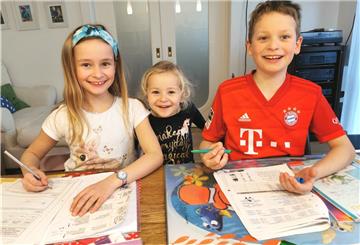 Schüler Felix und Laura im Homeschooling. 