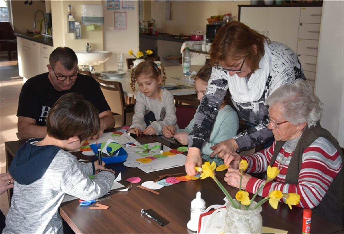 Tarmstedt: Jung und Alt rücken auf spielerische Weise zusammen Kindergartenkinder besuchen Senioren, singen und basteln mit ihnen. „Treffpunkt der Generationen“ heißt das Projekt, das die Tagespflege der Diakonie und der DRK-Kindergarten Fasanenweg in Tarmstedt ins Leben gerufen haben.