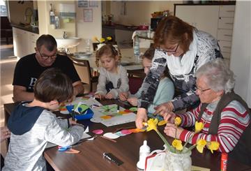 Kindergartenkinder besuchen Senioren, singen und basteln mit ihnen. „Treffpunkt der Generationen“ heißt das Projekt, das die Tagespflege der Diakonie und der DRK-Kindergarten Fasanenweg in Tarmstedt ins Leben gerufen haben.