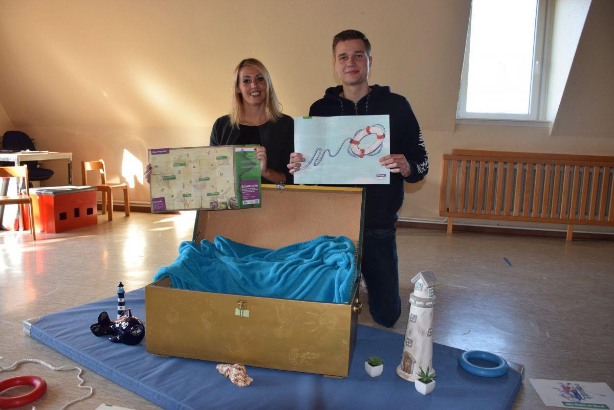 Nordenhamer Eltern gehen auf Schatzsuche Kindergartenleiterin Anneke Bessel und Erzieher Constantin Kalmund präsentieren das Material, mit dem sie unter anderem auf Schatzsuche gehen werden.