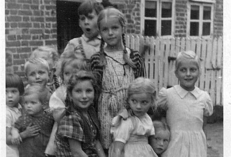 Kindergeburtstag im Kloster 1944. 
