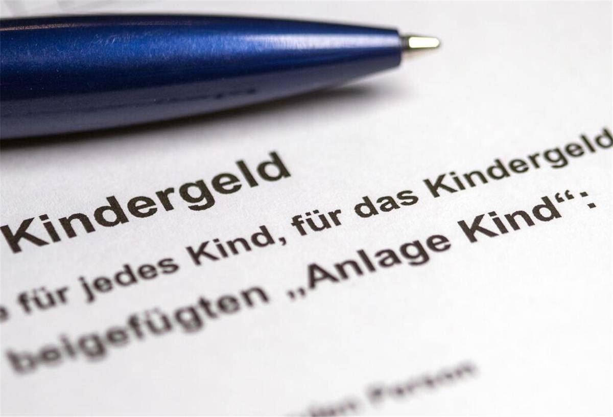 Kindergeld steigt 2026 erneut – das sind die neuen Beträge Ein Kugelschreiber liegt auf einem teilweise ausgefüllten Antrag auf Kindergeld.