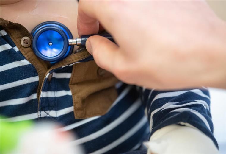 Kinder mit Grippe in Kliniken - Rat zur Impfung vor Karneval ARCHIV - 12.02.2021, Baden-Württemberg, Stuttgart: Ein Arzt untersucht im Olgahospital des Klinikums Stuttgart ein Kind. (zu dpa: «Kinderkliniken melden Anstieg schwerer Grippefälle») Foto: Sebastian Gollnow/dpa +++ dpa-Bildfunk +++