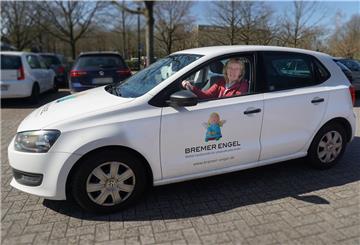 Kinderkrankenschwester Beate Tinnemeyer von den Bremer Engeln fährt zu schwer kranken Kindern, die nach einem Aufenthalt in der Bremer Kinderklinik noch Unterstützung brauchen. Bald gibt es auch in Bremerhaven zwei Engelsschwestern.