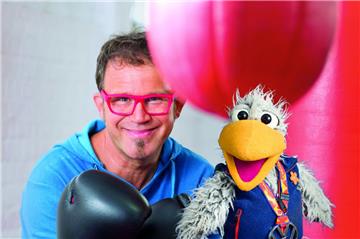 Kindermusiker und Puppenspieler Daniel Kallauch präsentiert in Selsingen sein neues Programm "Ganz schön stark" - gemeinsam mit Spaßvogel Willibald.
