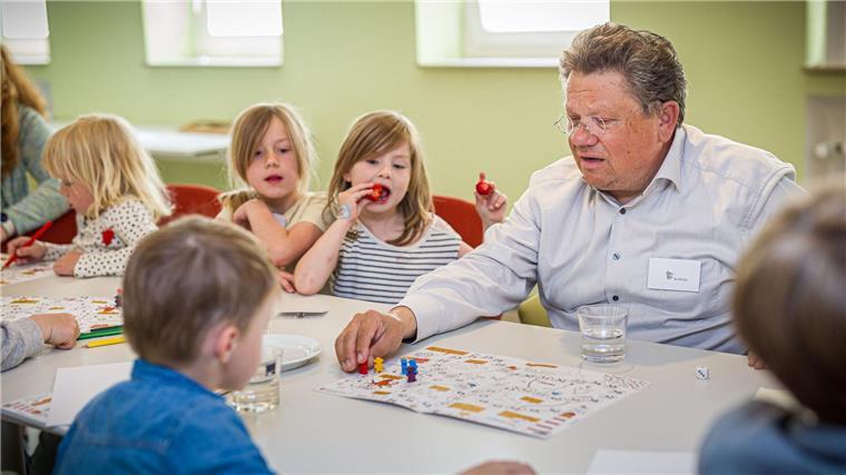 Für Kinderrechte: Minister spielt mit Kita-Gruppe Kinderrechte als Würfelspiel: Eine bunte Unterwasserwelt soll Kindern helfen, ihre Rechte kennenzulernen.