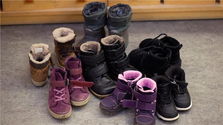Zehn Fälle möglicher Kindeswohlgefährdung an Bremer Kitas Kinderschuhe stehen in einer Kita in der Garderobe auf dem Boden.