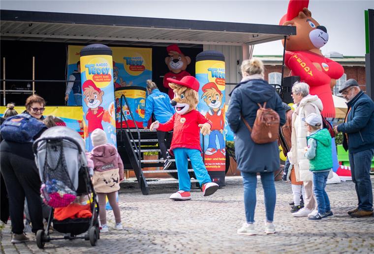Ganz schön fischig! Bilder der Fischparty im Fischereihafen Bremerhaven KInderspaß mit Radio Teddy.
