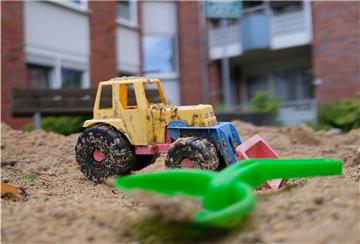 Kinderspielzeug liegt auf einem Spielplatz. Ab Mittwoch dürfen in Niedersachsen Spielplätze wieder geöffnet werden.