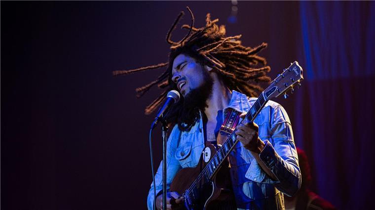 Der Friedensstifter - Biopic über Bob Marley Kingsley Ben-Adir als Bob Marley in einer Szene des Films „Bob Marley: One Love“