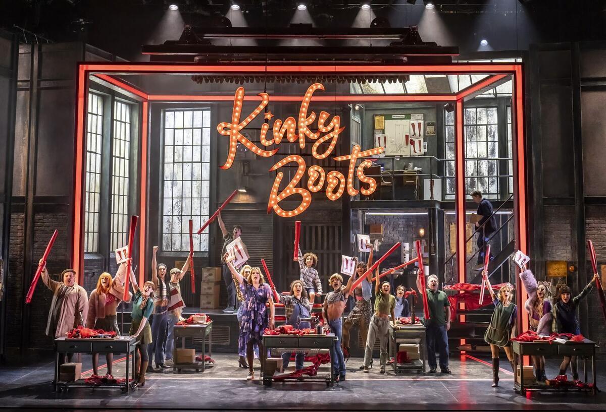 Musical „Kinky Boots“: „Mehr Respekt, mehr Menschlichkeit“ „Kinky Boots“ erzählt die Geschichte von Charlie Price, der die angeschlagene Schuhfabrik seines toten Vaters erbt.