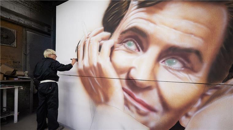 „Abstrakter und poppiger“: Künstler malt Filmplakate Kinoplakatmaler Götz Valien malt in seinem Berliner Atelier an dem Plakat für den Film „Maestro“.