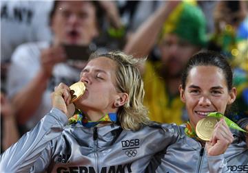 Kira Walkenhorst (rechts) und Laura Ludwig haben sich ihre Leistung in Rio vergoldet. Die Beachvolleyballerinnen setzten sich im Finale gegen Weltmeister Brasilien durch. Foto Soeren Stache/dpa