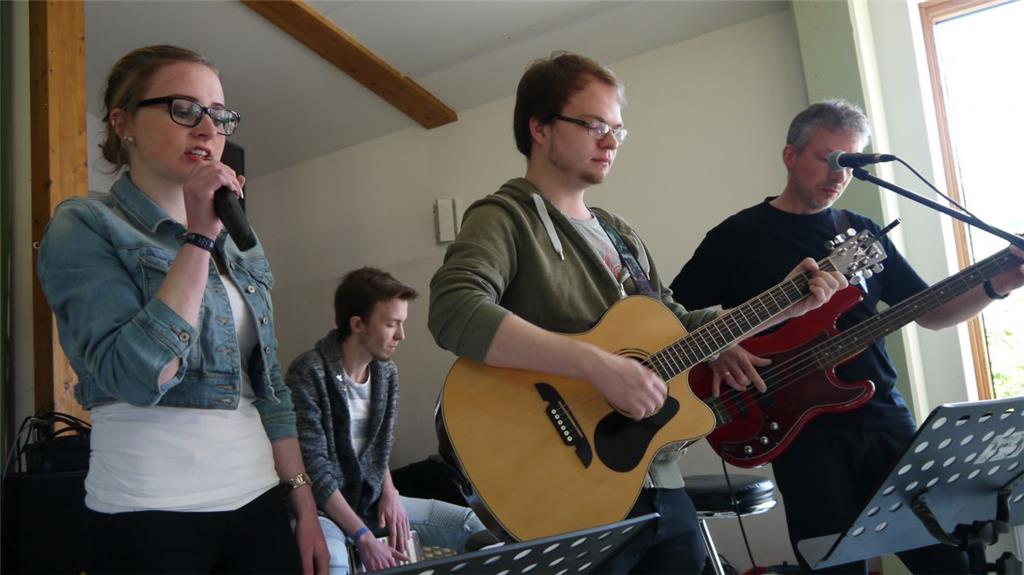 Kirchenkreisband Wesermünde (Sängerin Josefine Hopfen, Drums Jannik-Jerk Ullrich, Gitarre Jannek Ahlers, Bass Manfred Ahlers.