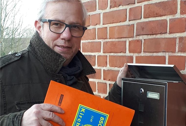 Kirchtimkes Bürgermeister Frank Tibke steckt eine der insgesamt 25 Umlaufmappen der Gemeinde in einen Briefkasten. Danach werden sie von Haus zu Haus weitergegeben. Der jeweils letzte Anwohner auf der beigefügten Liste gibt sie anschließend wieder im Gemeindebüro ab.