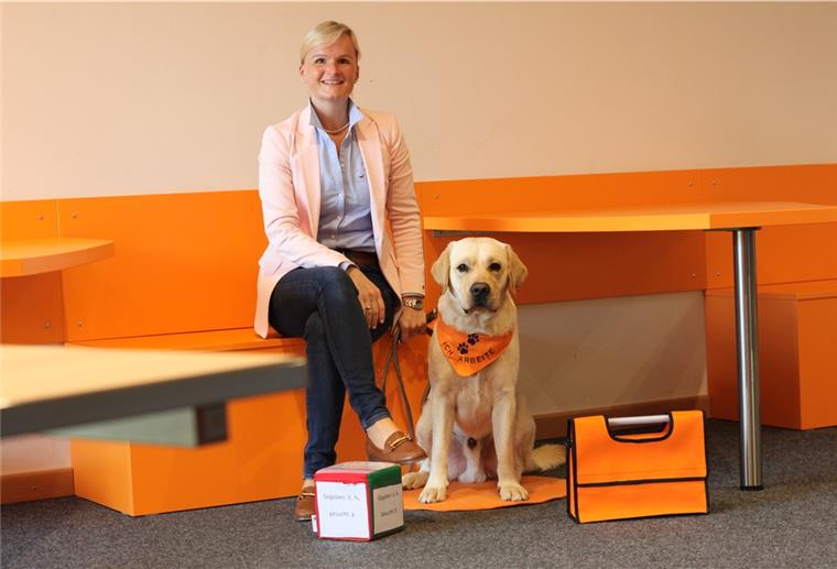 Kirsten Hader und Schulhund Nuri sind bereit für die Arbeit. Nach den Sommerferien beginnen beide zusammen mit einer 5. Klasse den Unterricht in der IGS Zeven.