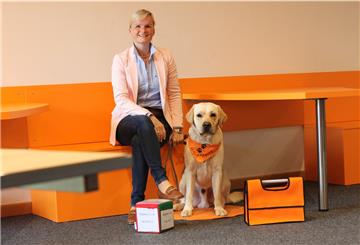 Kirsten Hader und Schulhund Nuri sind bereit für die Arbeit. Nach den Sommerferien beginnen beide zusammen mit einer 5. Klasse den Unterricht in der IGS Zeven.