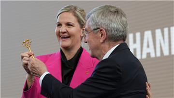 Kirsty Coventry löst Thomas Bach an der Spitze des IOC ab.