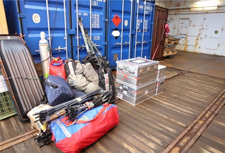 Ausrüstung vor einem Container.
