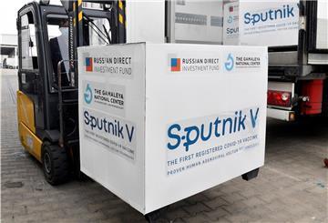 Kisten mit Dosen des russischen Corona-Impfstoffs Sputnik V werden in einem Lagerhaus des ungarischen Pharmagroßhändlers Hungaropharma mit einem Gabelstapler aus einem Lastwagen geladen.