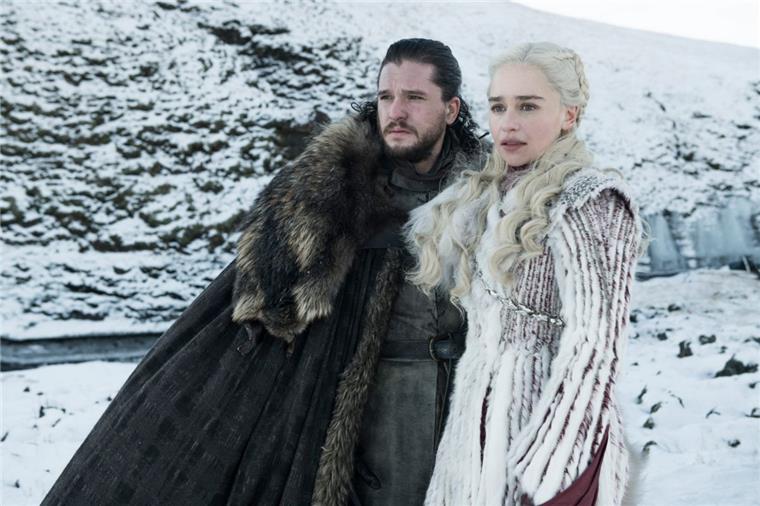 Finale Staffel Game of Thrones startet: Wer stirbt als nächstes? Kit Harington als Jon Snow und Emilia Clarke Daenerys Targaryen in einer Folge der achten Staffel von Games of Thrones.