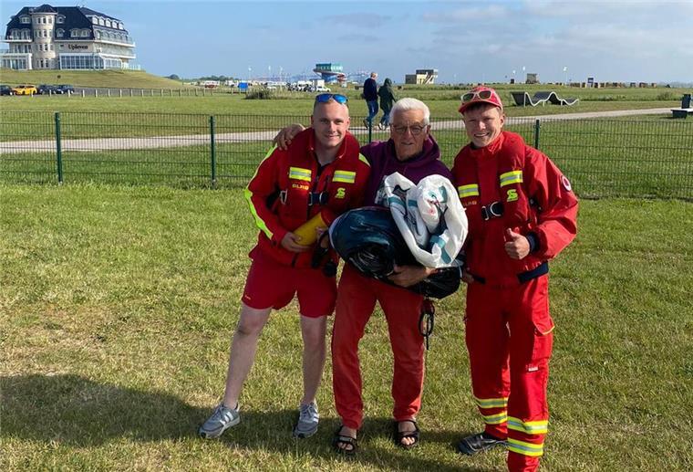 Wremen: DLRG fischt teuren Kite aus Weser Kite-Surfer Harald Burgdörfer dankt den Helfern der DLRG.