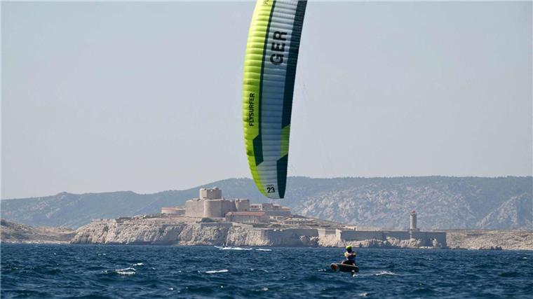 Olympia-Aus für Segler Buhl - Kitesurfer holen auf Kite-Surfer Jannis Maus kann sich in der Gesamtwertung verbessern.