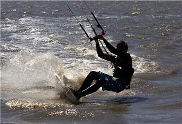Kitesurfen ist eine Trendsportart, die auch an der Nordseeküste im Cuxland rund ums Jahr sehr beliebt ist.