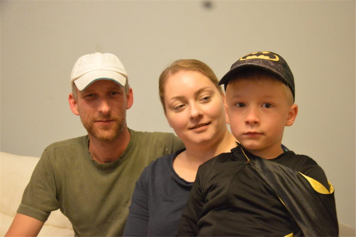 Klaas (5) mit Mama Anna und Papa Niko Rehberg. Der Fünfjährige war am Mittwoch für mehrere Stunden verschwunden.