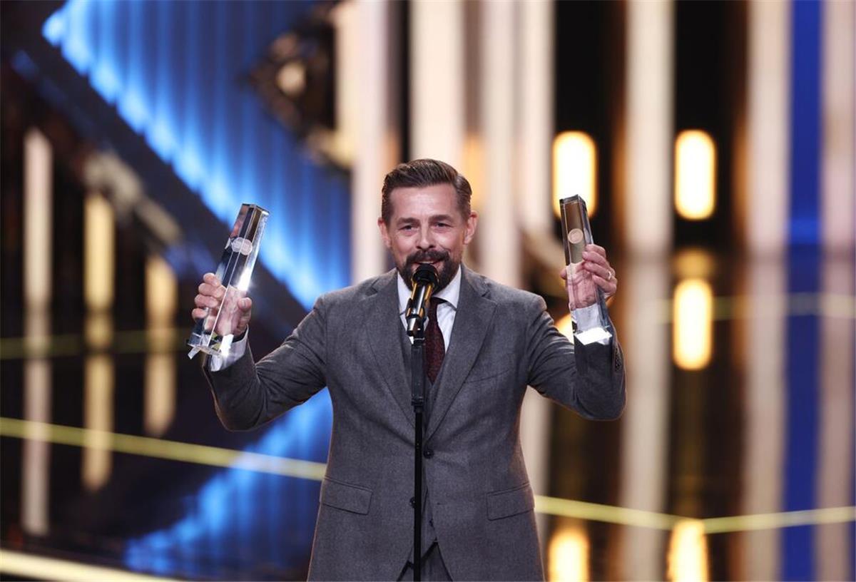 Klaas Heufer-Umlauf nimmt den Preis auch für seinen Kollegen Joko Winterscheidt entgegen.