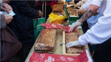 Klaben wird an einem Stand auf dem Marktplatz verkauft.