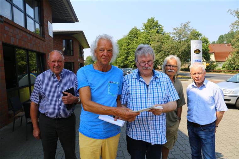 KKU: 66-Jähriger aus dem Cuxland klagt gegen Rückbau von Kernkraftwerk Klagen gegen die Rückbaugenehmigung für das Kernkraftwerk Unterweser: Paul Bremer aus Rechtenfleth (zweiter von links) und Vertreter des Arbeitskreises Wesermarsch (von links): Hans-Joachim Nieschlag, Hans-Otto Meyer-Ott, Karsten Langbehn und Friedrich Haubold.