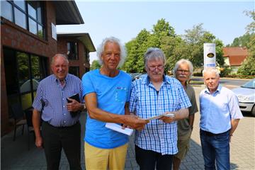 Klagen gegen die Rückbaugenehmigung für das Kernkraftwerk Unterweser: Paul Bremer aus Rechtenfleth (zweiter von links) und Vertreter des Arbeitskreises Wesermarsch (von links): Hans-Joachim Nieschlag, Hans-Otto Meyer-Ott, Karsten Langbehn und Friedrich Haubold.