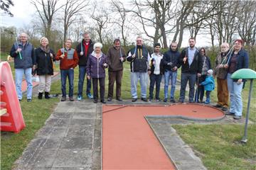 Klar für die Saison am Silbersee: Die Helfer des gleichnamigen Fördervereins  haben die Minigolfanlage vor dem Verfall gerettet und nun die Golfschläger geschultert.  Sie war schon zum großen Teil überwuchert.  Jetzt haben die Silbersee-Aktivisten schon das nächste Projekt im Auge. 