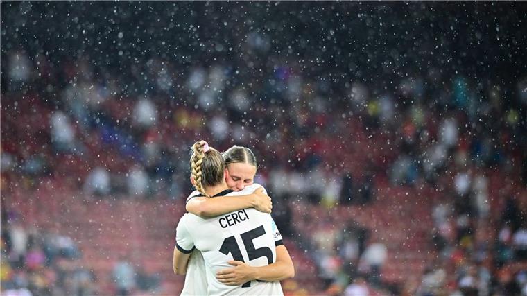 Im Halbfinale ist Schluss Klara Bühl und Selina Cerci umarmen sich nach dem verlorenen EM-Halbfinale.