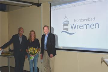 Klare Linien und der Kleine Preuße im Mittelpunkt: Henning Siats (von links), Carina Conrad und Jan-Hinrik Dircksen präsentierten das neue Logo Wremens (rechts im Bild) am Freitagabend der Öffentlichkeit.