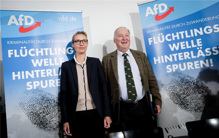 Klare Schuldzuweisungen: Alice Weidel und Alexander Gauland, Spitzenkandidaten der Partei Alternative für Deutschland (AfD) für die Bundestagswahl, äußern sich am 18. September bei einer Pressekonferenz in Berlin zu den Themen Zuwanderung und Kriminalität.  