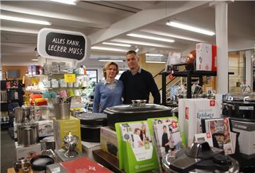Klaudia und Stefan Dunker schließen ihr stationäres Haushaltswarengeschäft an der Mattenburger Straße im Ortskern von Bad Bederkesa. 