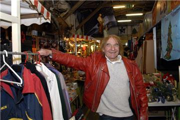 Klaus Jochimsen bietet in den Rotersand-Hallen seit 30 Jahren Flohmarkt und mehr. Foto Scheschonka