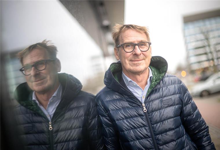 Was der neue Betreiber Klaus Meier am Klimahaus ändern will Mann an der Glasscheibe