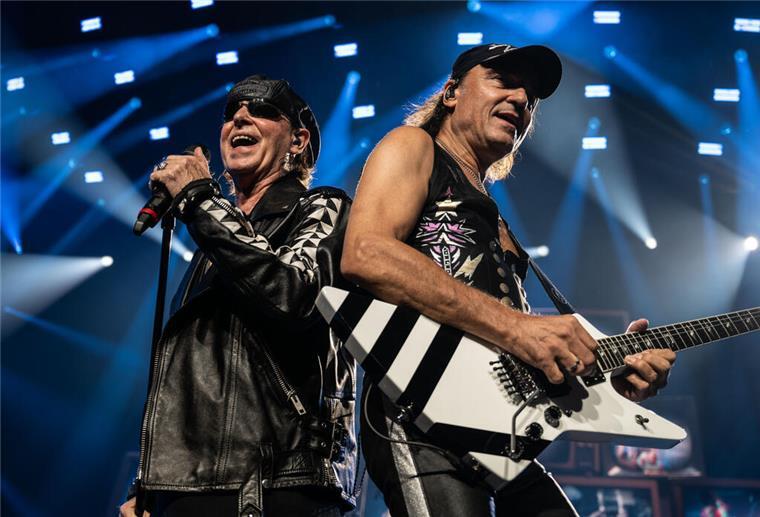 Klaus Meine (Gesang, links) und Matthias Jabs (Gitarre) geben Gas.
