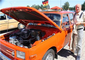 Klaus Meyer kam nach der Wende nach Zeven. Gerührt betrachtet er einen Wartburg, den er in selber Farbe einst in Anklam fuhr.